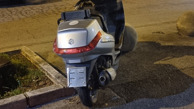 UL. GIARDINI NAPUŠTENO VOZILO