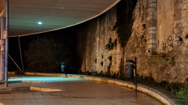 AUTOBUSNI KOLODVOR PULA JAVNA RASVJETA I POSTAVA KLUPICE