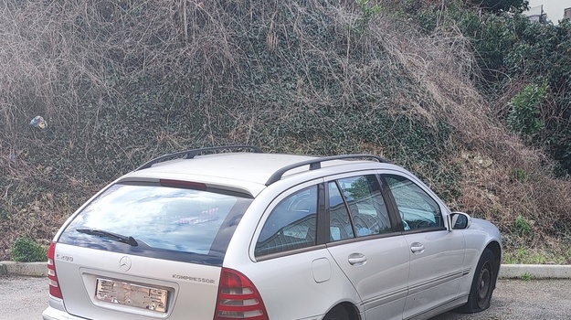 NAZOROVA UL. NAPUŠTENO VOZILO