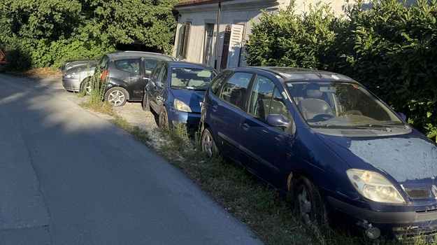 UL. KAŠTANJER NAPUŠTENA VOZILA