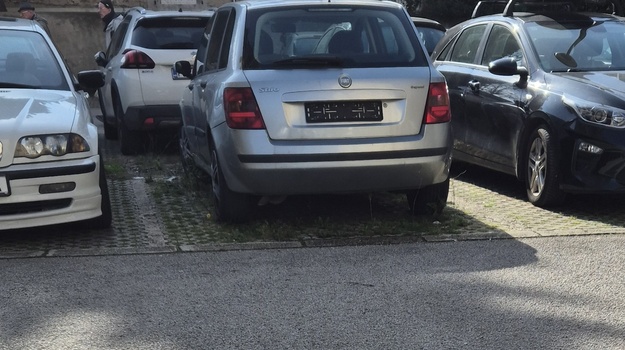 NEGRIJEVA UL. NAPUŠTENO VOZILO