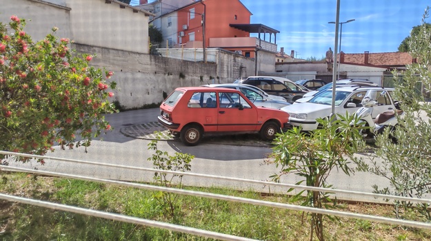 RAKOVČEVA UL. NEPROPISNO PARKIRANJE I ZAUSTAVLJANJE