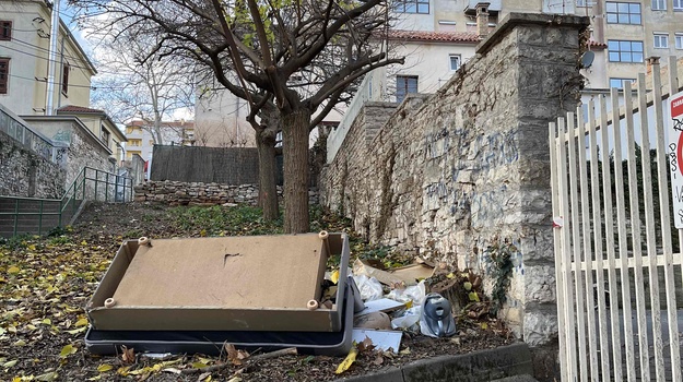 UL. CARA EMINA ILEGALNI/GLOMAZNI OTPAD