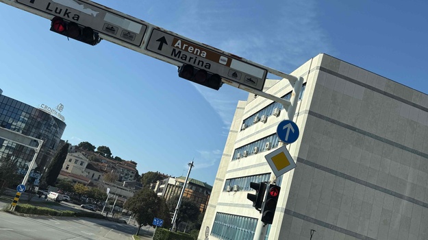 MUTILSKA UL. SANIRANJE KVARA NA SEMAFORU