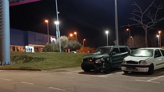 ŠIJANSKA CESTA NAPUŠTENA VOZILA