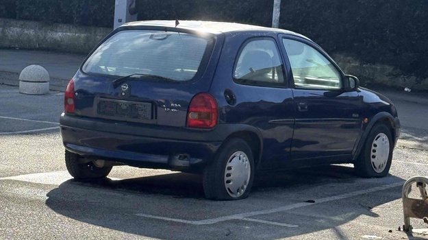 DIVKOVIĆEVA UL. NAPUŠTENO VOZILO