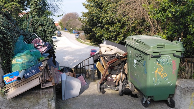 TESLINA UL. ILEGALNI/GLOMAZNI OTPAD