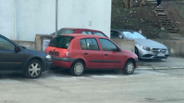 NAZOROVA UL. NAPUŠTENO VOZILO