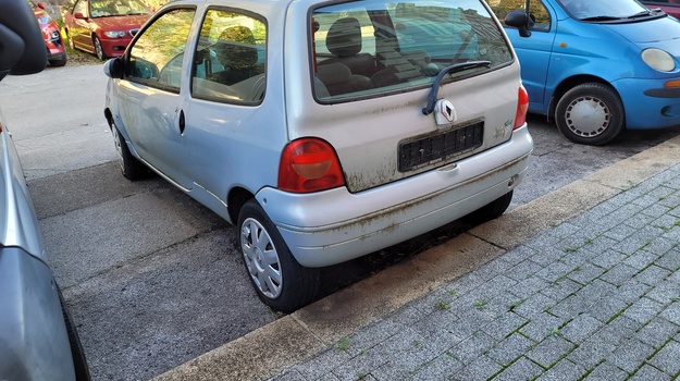 KOLODVORSKA UL. NAPUŠTENO VOZILO