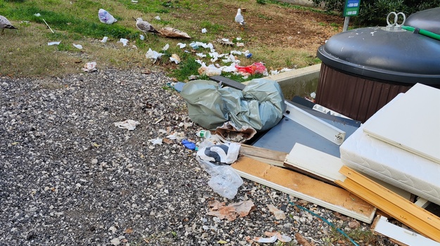 KOPARSKA UL. ILEGALNI/GLOMAZNI OTPAD