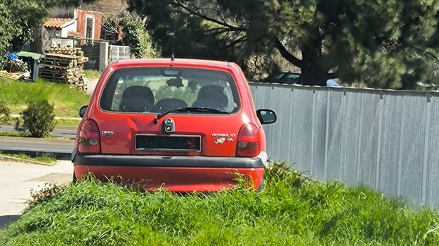 UL. KAŠTANJER NAPUŠTENO VOZILO