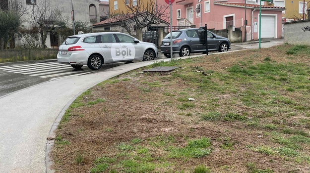 FLEGOVA UL. NEPROPISNO PARKIRANJE