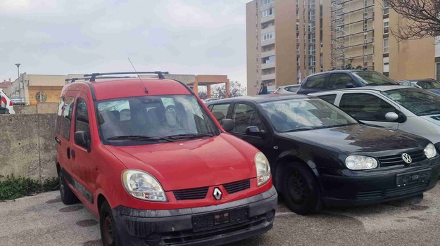 PRILAZ MONTE CAPPELLETTA NAPUŠTENA VOZILA