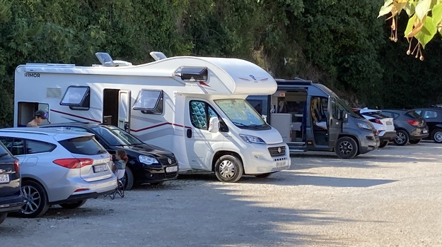 KRANJČEVIĆEVA UL. ILEGALNO KAMPIRANJE