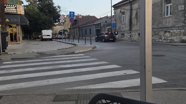 RAKOVČEVA UL. NEPROPISNO PARKIRANJE I ZAUSTAVLJANJE