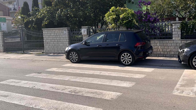 UL. PROŠTINSKE BUNE NEPROPISNO PARKIRANJE
