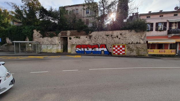 Mural s hrvatskim grbom - Stoja