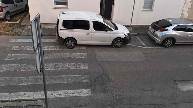 UL. KAŠTANJER NEPROPISNO PARKIRANJE