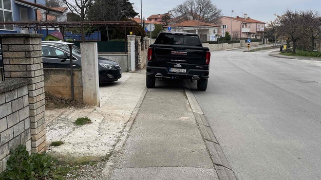 MONVIDALSKA UL. NEPROPISNO PARKIRANJE