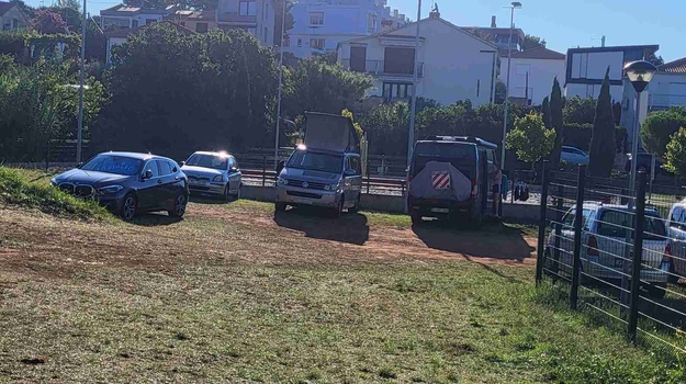 PLAŽA ZELENIKA ILEGALNO KAMPIRANJE
