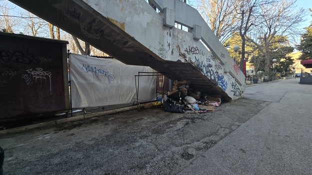 NARODNI TRG ILEGALNI OTPAD