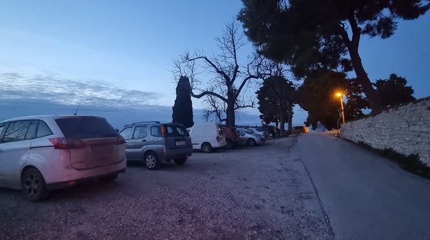 GRADINSKI USPON NEPROPISNO PARKIRANJE