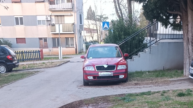 BARBALIĆEVA UL. NAPUŠTENO VOZILO