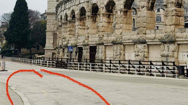 AMFITEATARSKA UL. NEPROPISNO PARKIRANJE