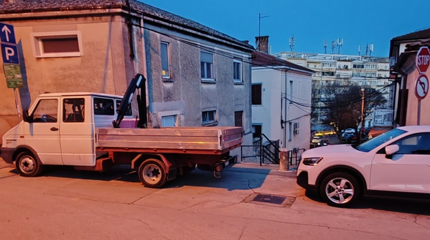 GLADIJATORSKA UL. NEPROPISNO PARKIRANJE