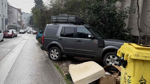 NOBILEOVA UL. NEPROPISNO PARKIRANJE