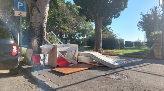 KOLODVORSKA UL. ILEGALNI/GLOMAZNI OTPAD