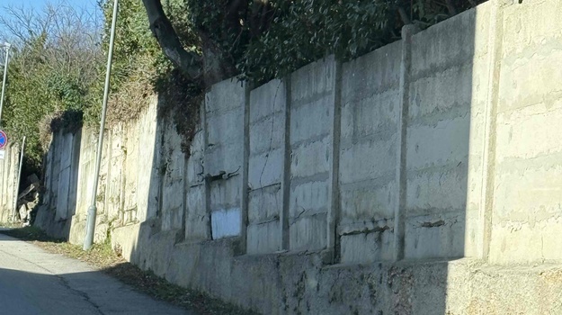 PRERADOVIĆEVA UL. OPASNOST OD URUŠAVANJA ZIDA