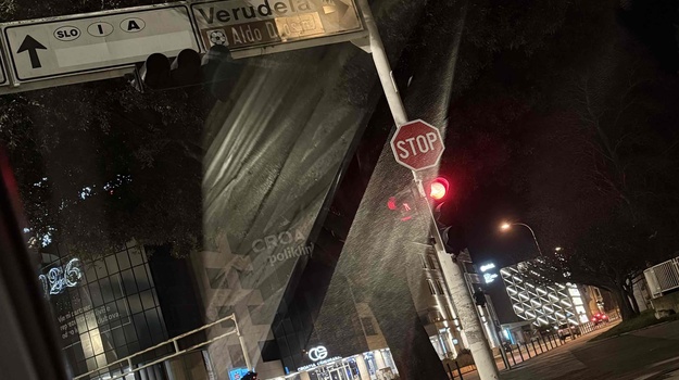 TRG REPUBLIKE KVAR NA SEMAFORA