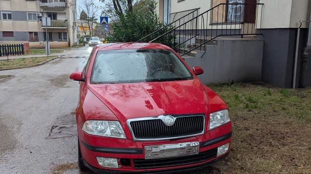 MOHOROVIČIĆEVA UL. NAPUŠTENO VOZILO