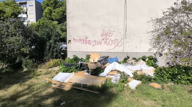 BANOVČEVA UL. ILEGALNI/GLOMAZNI OTPAD