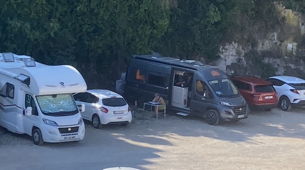 KRANJČEVIĆEVA UL. ILEGALNO KAMPIRANJE