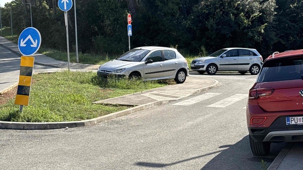 VALVAZOROVA UL. NEPROPISNO PARKIRANJE