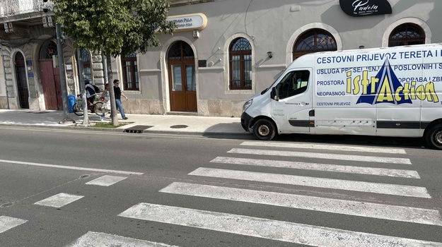 UL. RIVA NEPROPISNO PARKIRANJE