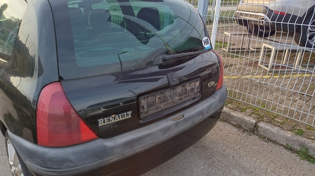 LABINSKA UL. NAPUŠTENO VOZILO