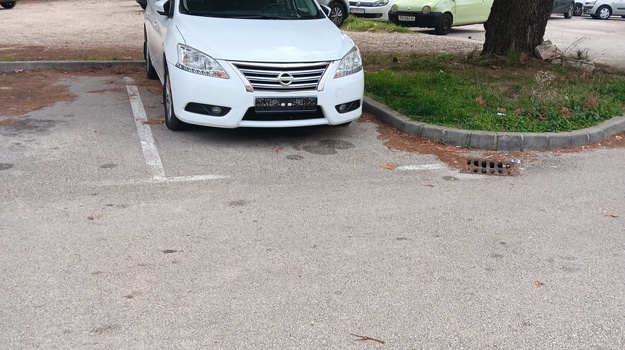 VOLTIĆEVA UL. NAPUŠTENO VOZILO