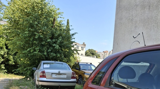 KOPARSKA UL. NAPUŠTENO VOZILO