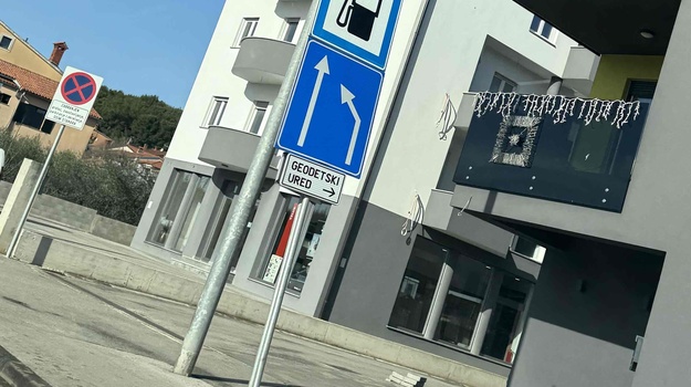 MUTILSKA UL. OŠTEĆENJE VERTIKALNE SIGNALIZACIJE