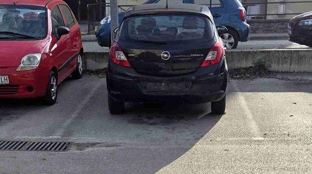 STIGLICHEVA UL. NAPUŠTENO VOZILO