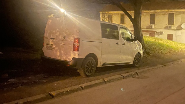 TESLINA UL. NEPROPISNO PARKIRANJE