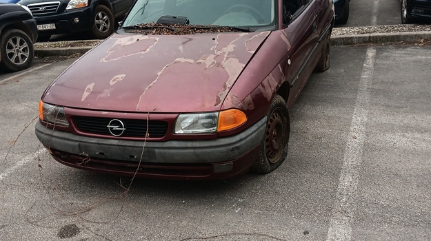 ŠIJANSKA CESTA NAPUŠTENO VOZILO