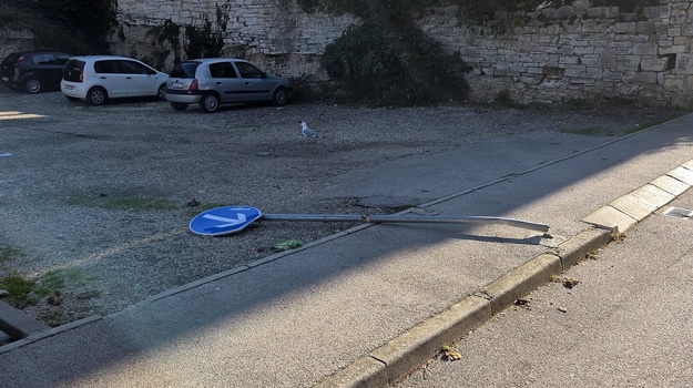 GLADIJATORSKA UL. SANIRANJE VERTIKALNE SIGNALIZACIJE