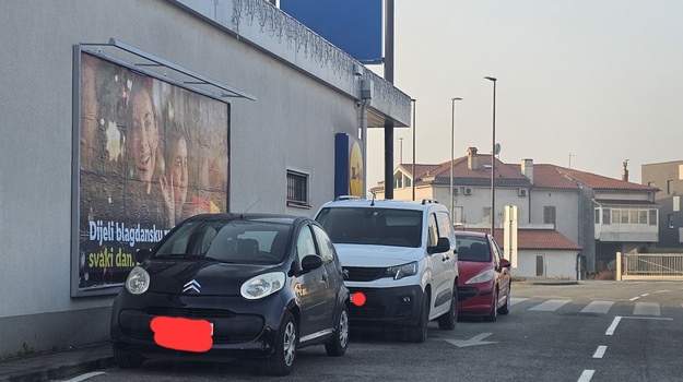 RAŠPORSKA UL. NEPROPISNO PARKIRANJE