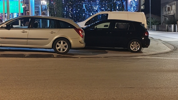 SANTORIOVA UL. NEPROPISNO PARKIRANJE