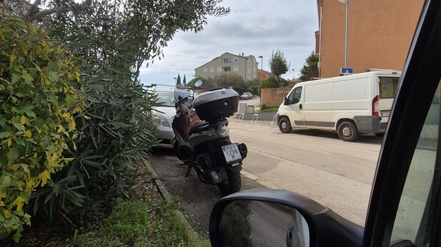 DE FRANCECHIJEVA UL. POSTAVA BARIJERA PROLASKA