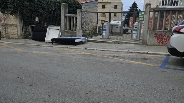 SCALIEROVA UL. ILEGALNI/GLOMAZNI OTPAD